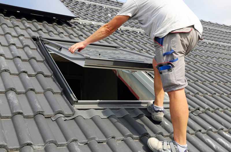 Travaux de ctoiture et zinguerie - Grand Liège Toiture & Étanchéité : artisan couvreur toiturier dans le Grand Liège et les alentours en Belgique ....  : Travaux de toiture en neuf et en rénovation, Dépannage urgent de votre toiture ! Travaux de zinguerie : gouttière, corniche, bande de rives ….. Pose de fenêtre de toit : VELUX . intervention dans le Grand Liège et les alentours en Belgique. GRAND LIÈGE TOITURE
