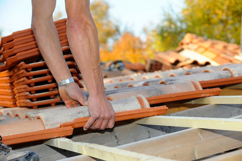 Grand Liège Toiture : couvreur toiturier dans le Grand Liège et les alentours en Belgique : travaux de Toitures neuves, réparation ou rénovation complète ou partielle de votre toit, dépannage urgent fuite toit, travaux de zinguerie et l’intégration de fenêtre de toit., travaux de charpente, traitement des bois de charpente et menuiserie, étanchéité toit plat terrasse roofing, isolation toiture et combles. Entretien de toiture : nettoyage, démoussage et peinture hydrofuge toiture, .. intervention dans le Grand Liège et les alentours en Belgique …. GRAND LIÈGE TOITURE