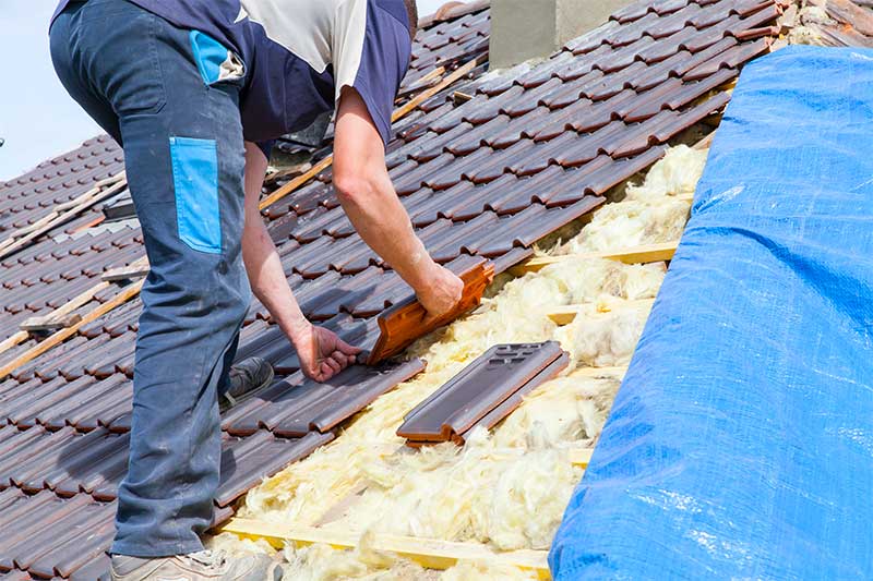 Travaux de ctoiture et zinguerie - Grand Liège Toiture & Étanchéité : artisan couvreur toiturier dans le Grand Liège et les alentours en Belgique ....  : Travaux de toiture en neuf et en rénovation, Dépannage urgent de votre toiture ! Travaux de zinguerie : gouttière, corniche, bande de rives ….. Pose de fenêtre de toit : VELUX . intervention dans le Grand Liège et les alentours en Belgique. GRAND LIÈGE TOITURE