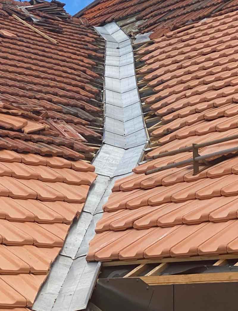 Travaux de ctoiture et zinguerie - Grand Liège Toiture & Étanchéité : artisan couvreur toiturier dans le Grand Liège et les alentours en Belgique ....  : Travaux de toiture en neuf et en rénovation, Dépannage urgent de votre toiture ! Travaux de zinguerie : gouttière, corniche, bande de rives ….. Pose de fenêtre de toit : VELUX . intervention dans le Grand Liège et les alentours en Belgique. GRAND LIÈGE TOITURE